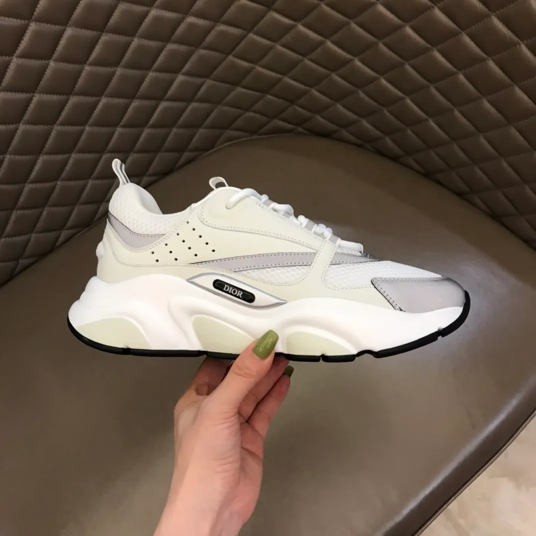 Factory price: 480💰 ◾️▫️Dior D®️ x 🆕 (high version) B22 men's jogging fashion sneakers, this single product draws inspiration from retro jogging shoes. It adopts a thick low-top design, with an upper made of black cow leather and mesh fabric, and a black and white engraved rubber sole. Black mesh fabric tongue and heel counters complement black laces, with an embossed "Di~r" logo embellishment on the side. These sneakers can be mixed and matched with a classic suit for a sporty chic look! Size: 39-45 (38, 46 can be customized)